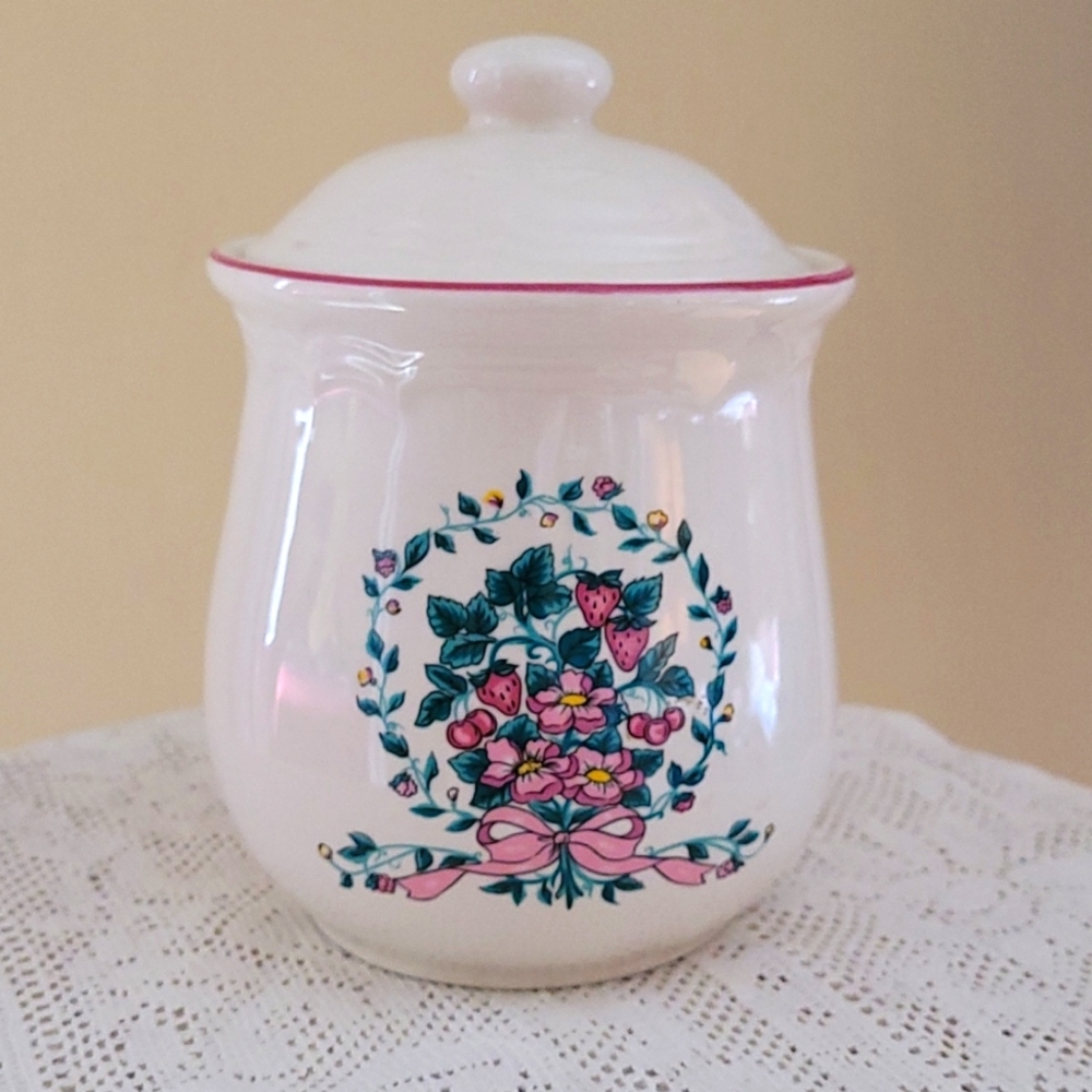 Tabletops unlimited Berryvine jar with lid
